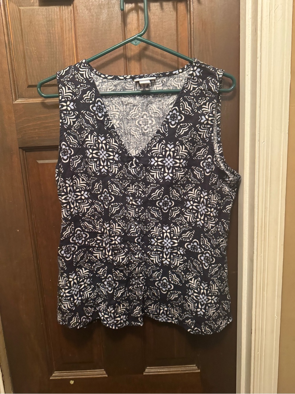 Women’s Large Liz Claiborne Navy and White V-Neck Floral Camisole